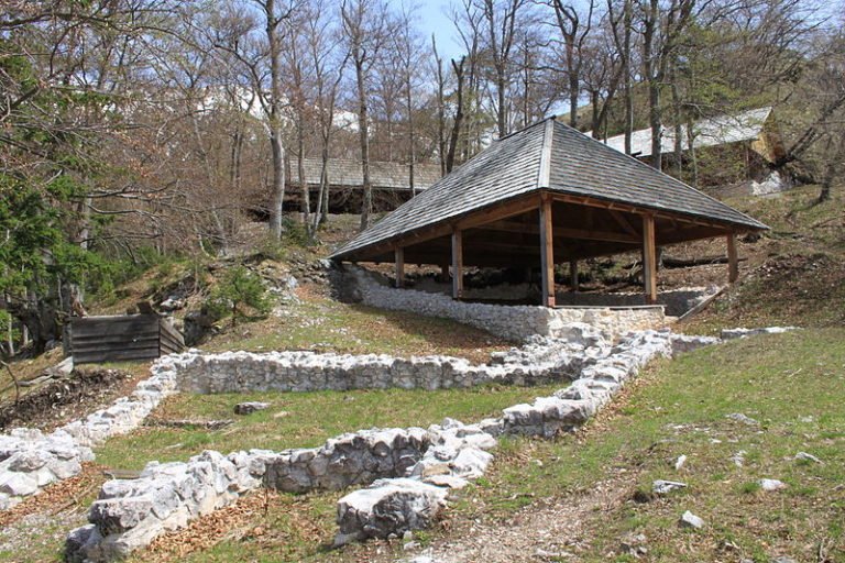 800px Ajdna archeo