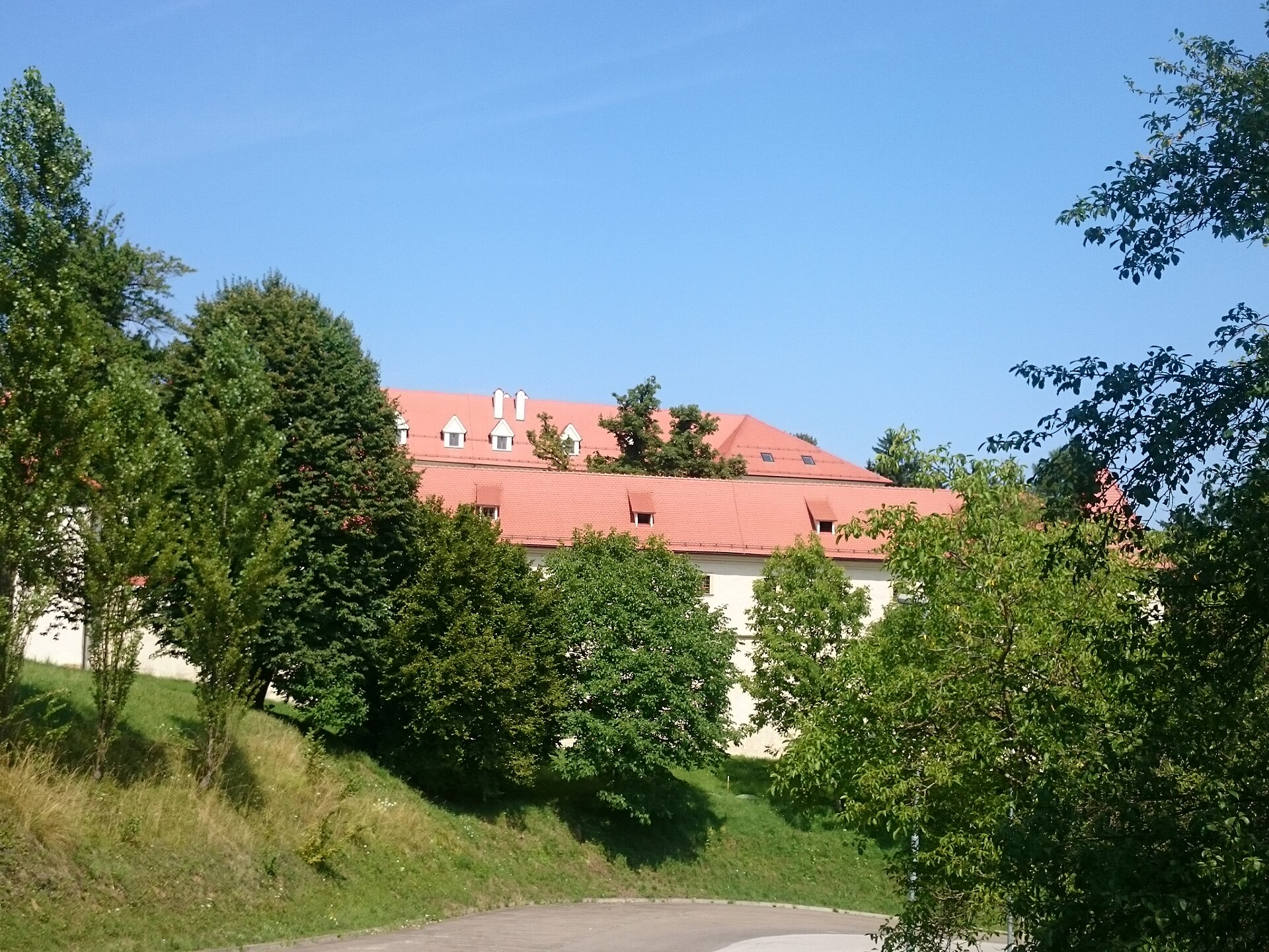 Grad Negova: grajsko dvorišče, razstave in zeliščni vrt