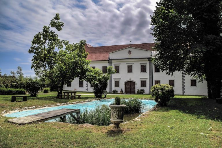Vanjski izgled dvorca Raka