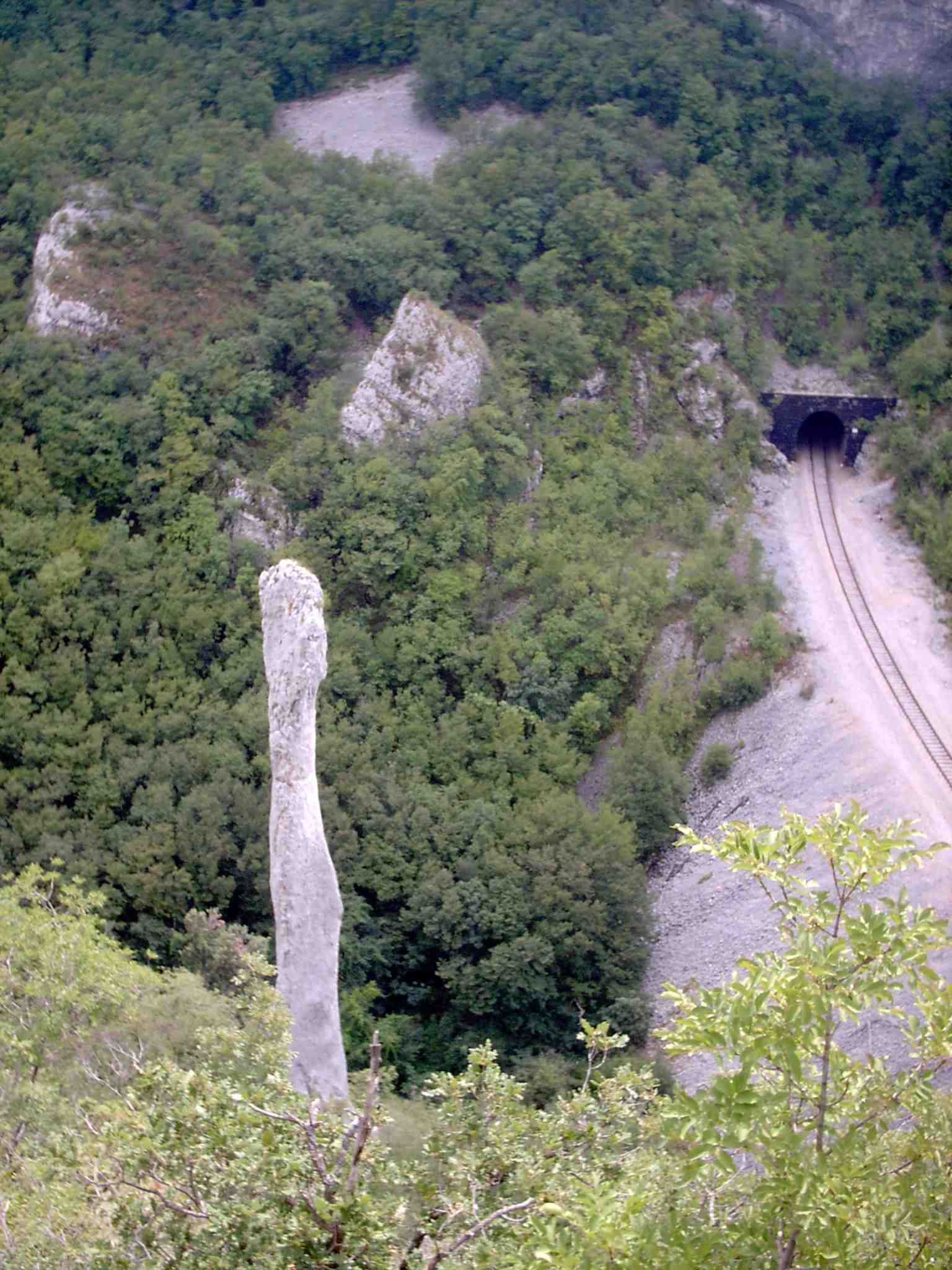 Vela draga: an educational trail among limestone towers