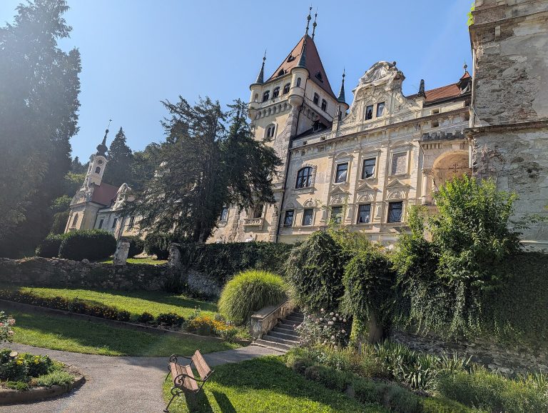 Dvorec Viltuš in njegov park
