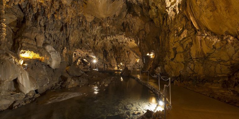 Acqua e percorso nella grotta Vrelo presso Fužine