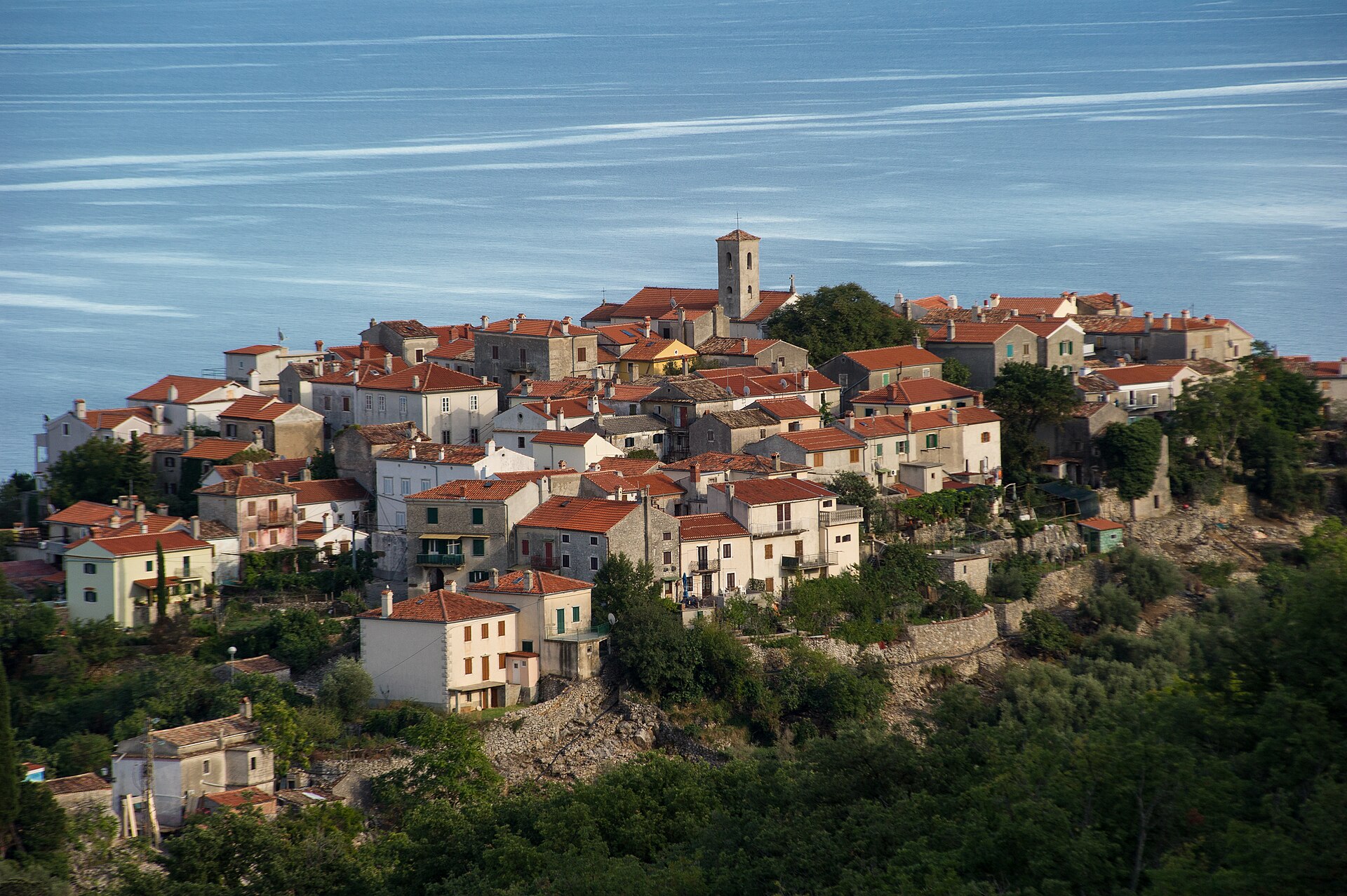 Caisole a Cherso, sede del centro visitatori; veduta del borgo