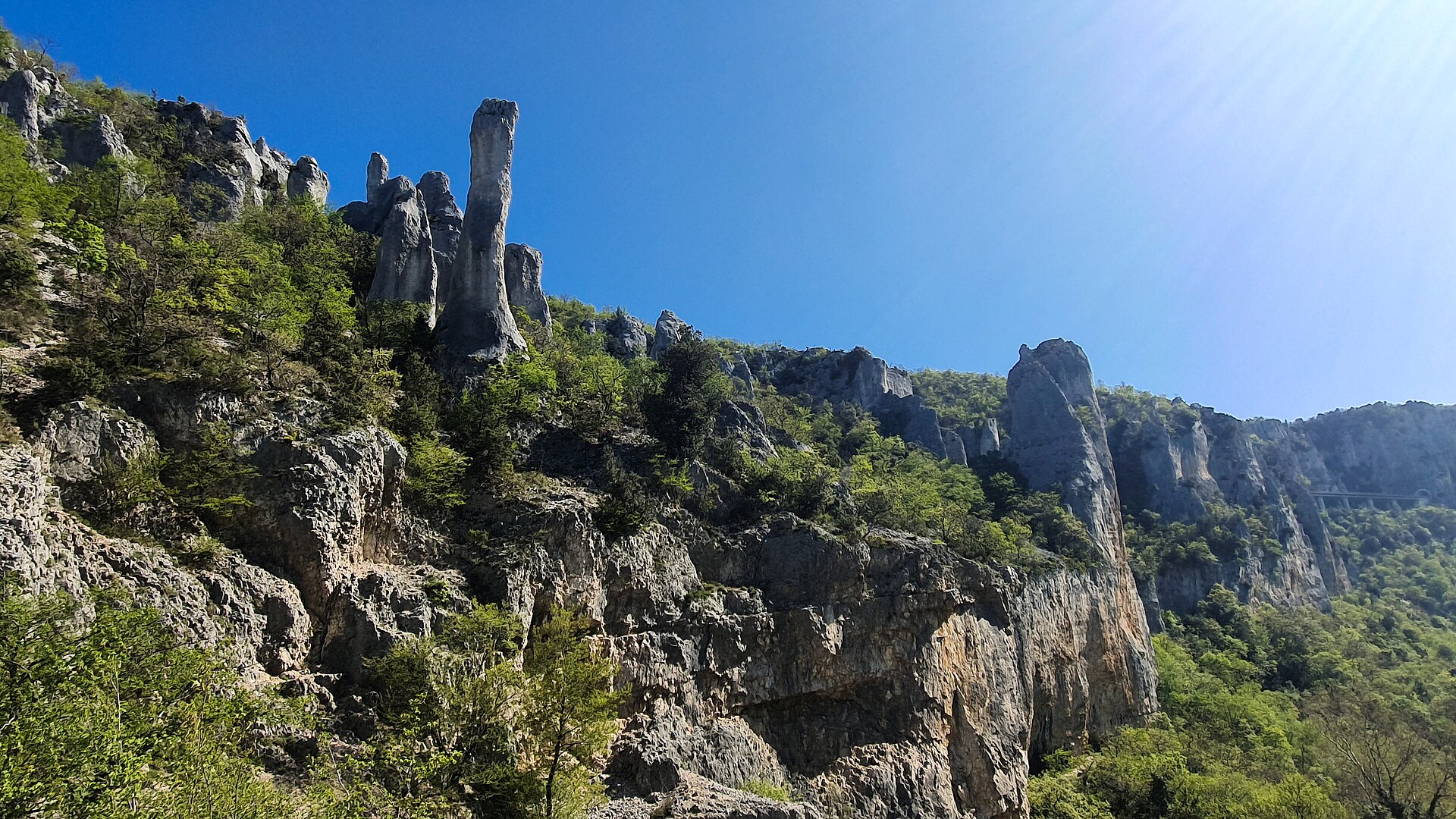 View into Vela draga canyon, April 2025